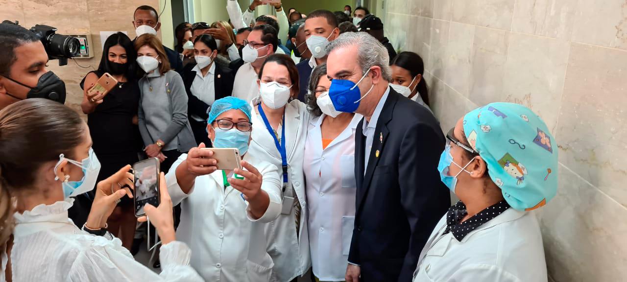 Abinader tomándose una selfie con el personal de salud de uno de los hospitales que visitó.