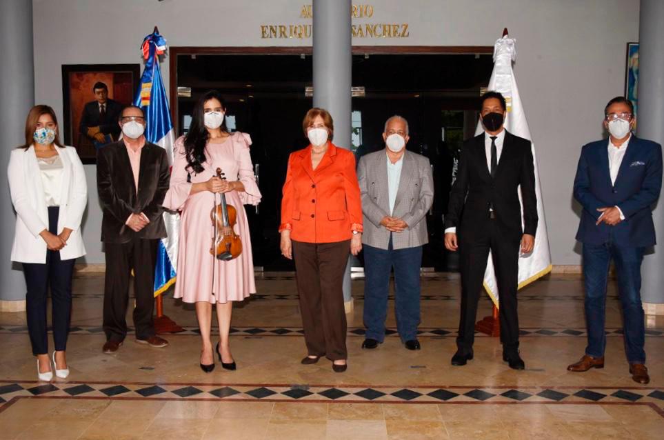 Los funcionarios del Ministerio de Cultura junto a la destacada violinista
