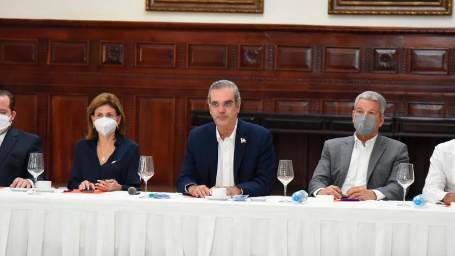 Luis Abinader cena esta noche en casa del empresario Manuel Estrella 