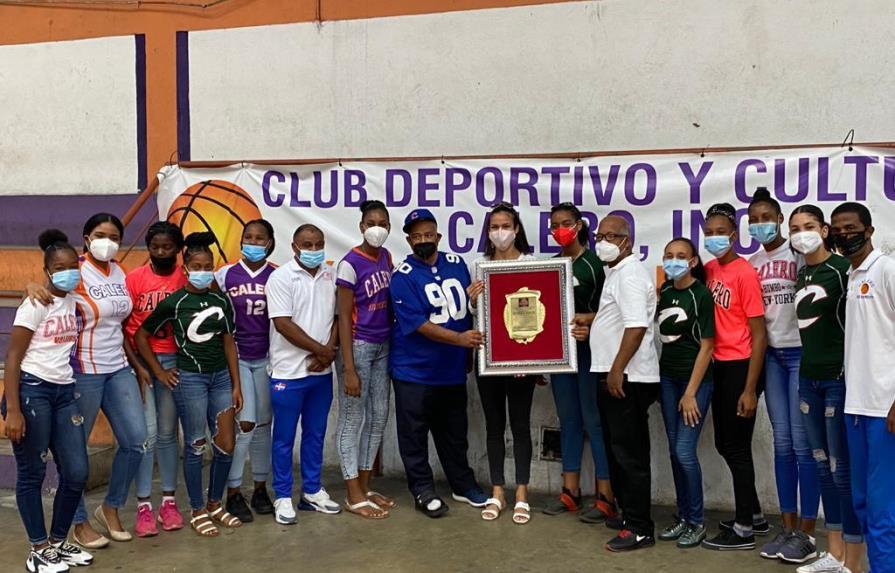 Club Calero reconoce a la voleibolista Niverka Marte