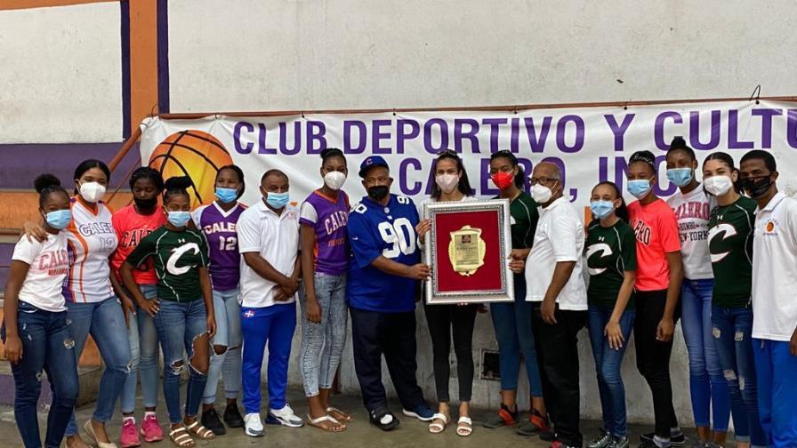 Club Calero reconoce a la voleibolista Niverka Marte