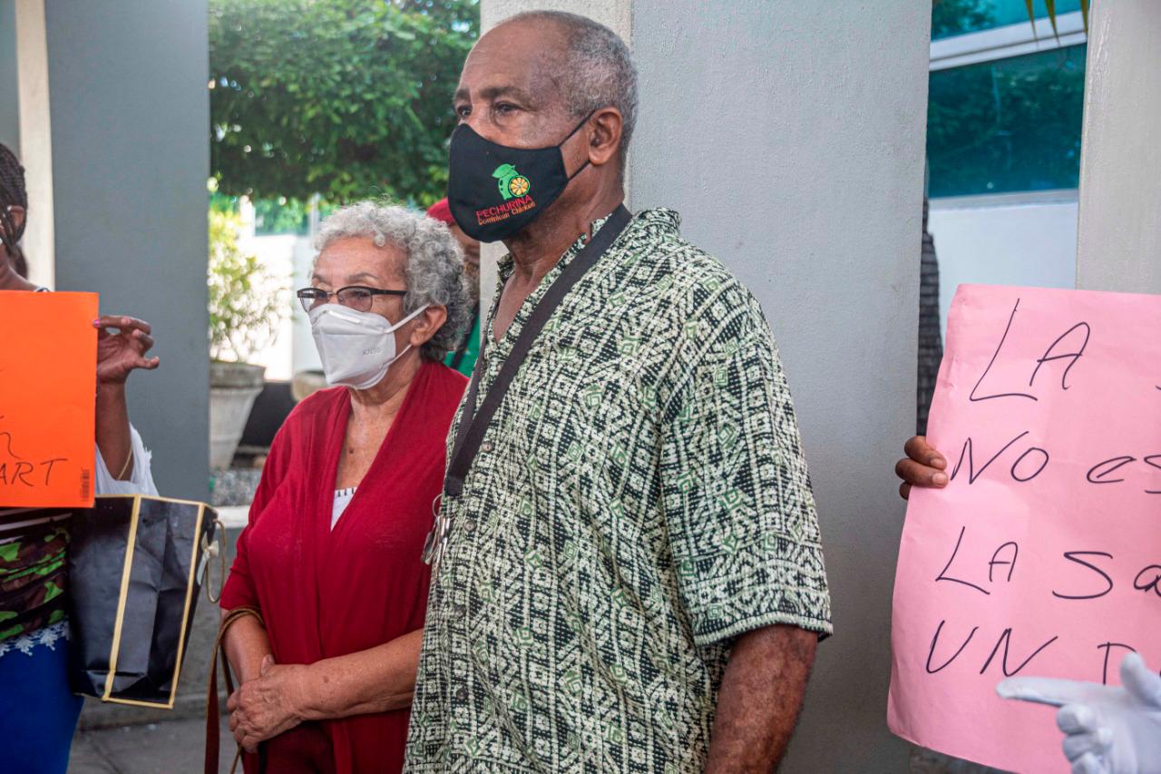 Señor que pide la no privatización del Incart para poder tratar a su esposa, pues de lo contrario amenaza con quitarse la vida.