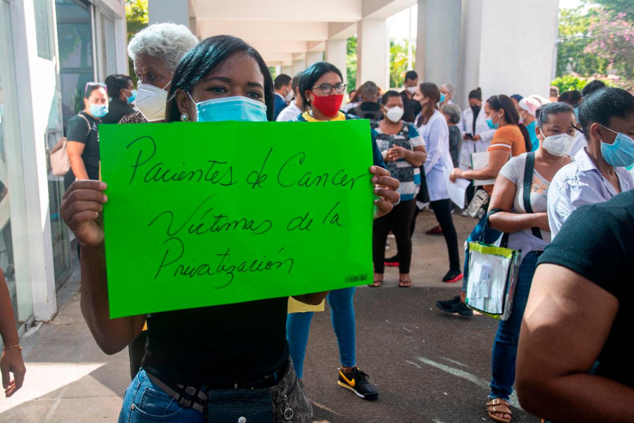 Con pancartas en mano familiares de pacientes se unen para pedir la no privatización del centro.