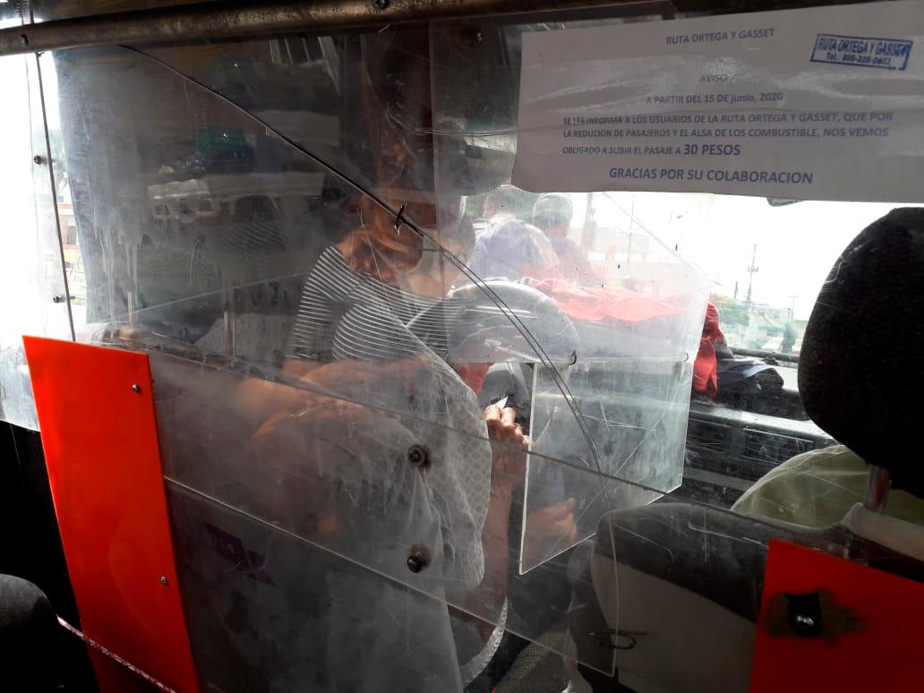 La barrera protectora entre el conductor y los pasajeros.