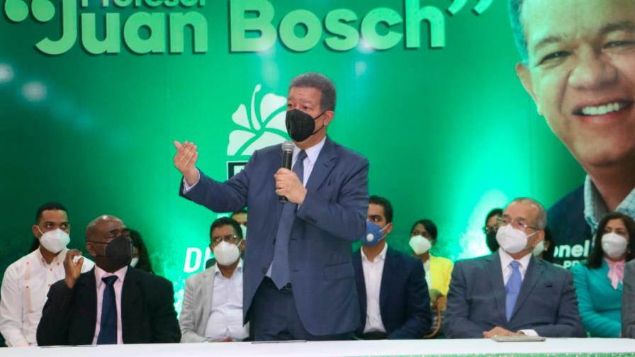 Leonel juramenta coordinadores y enlaces para congreso de Fuerza del Pueblo