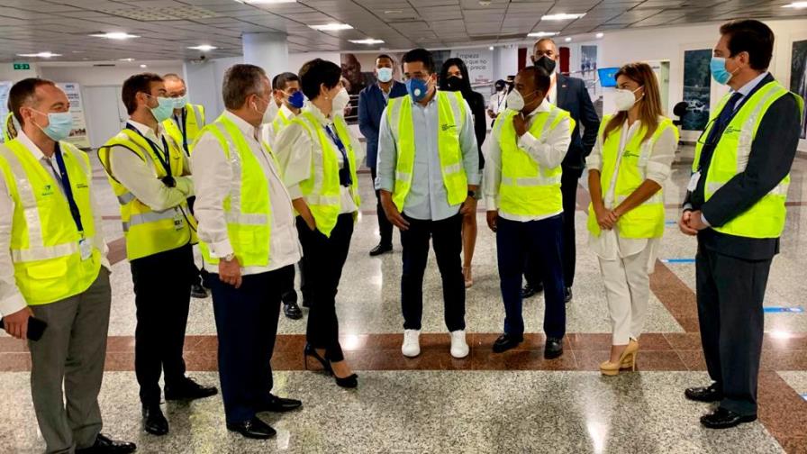 Collado visita aeropuerto Las Américas en inicio del plan de recuperación