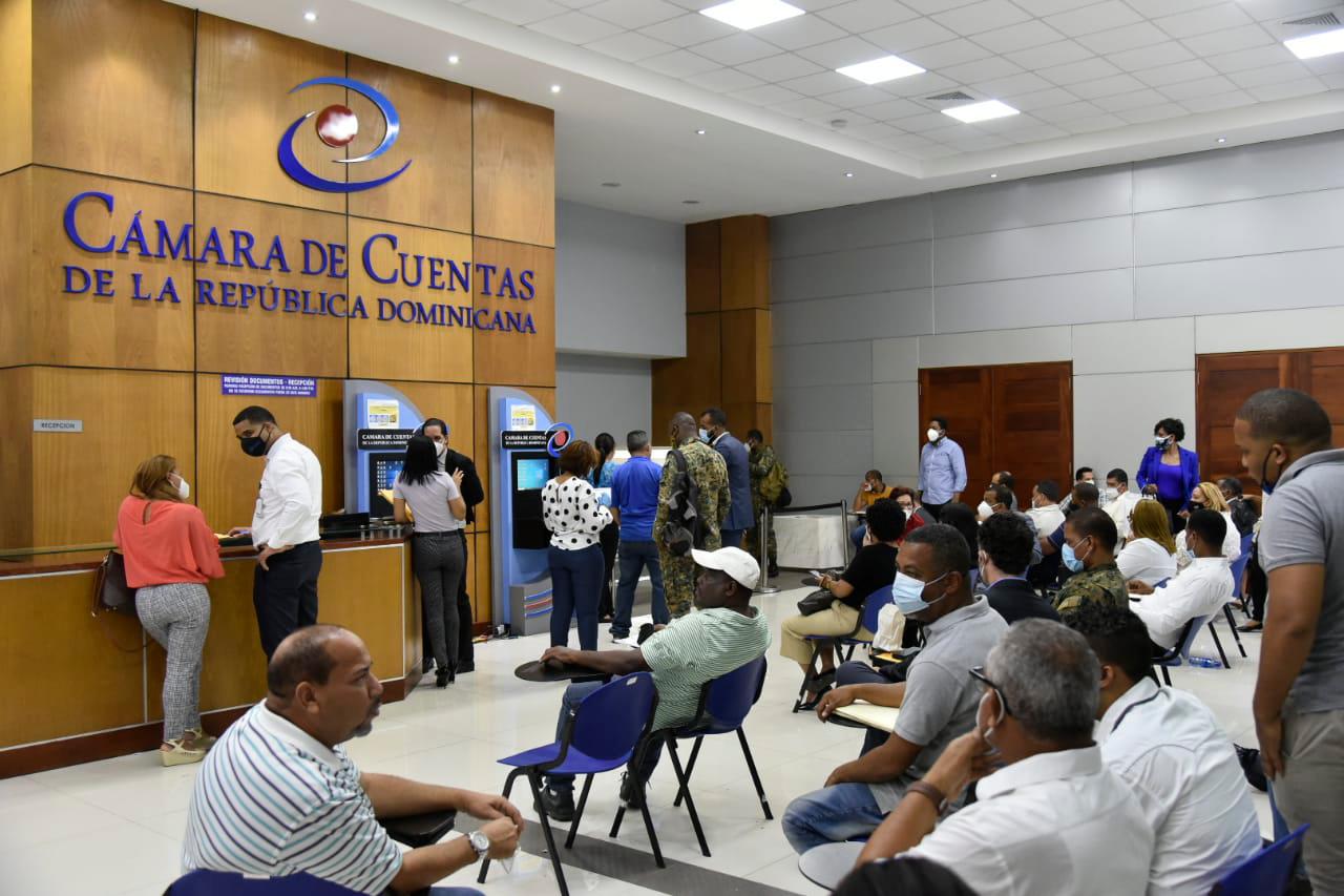 Personas en la Cámara de Cuentas.