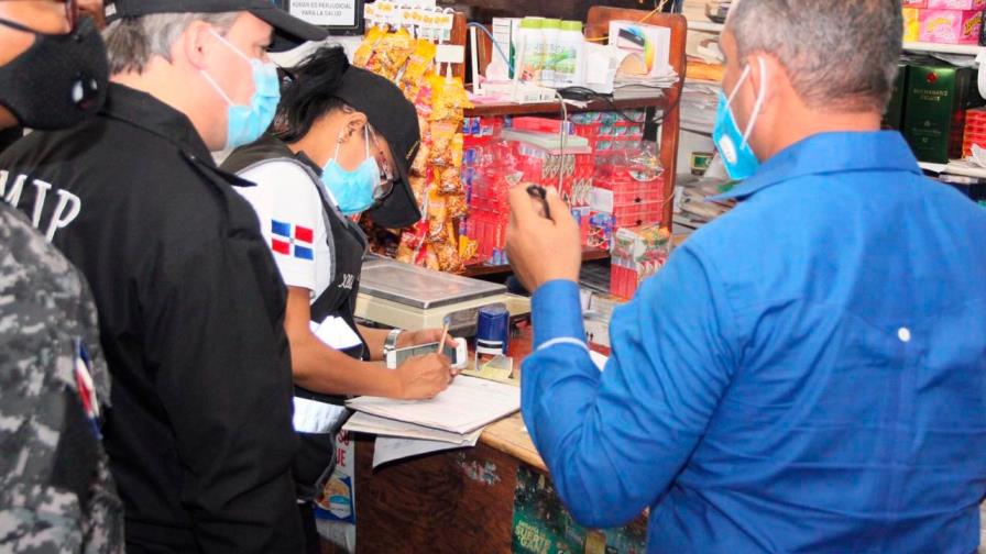 Cierran y notifican 40 negocios de ventas de bebidas alcohólicas por violar toque de queda Cierran y notifican 40 negocios de ventas de bebidas alcohólicas por violar toque de queda