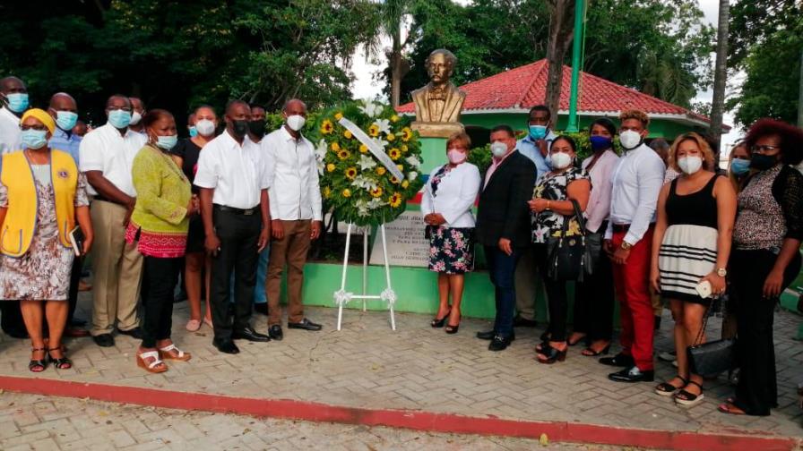 Depositan ofrenda floral en busto de Duarte por aniversario de fundación de La Victoria 