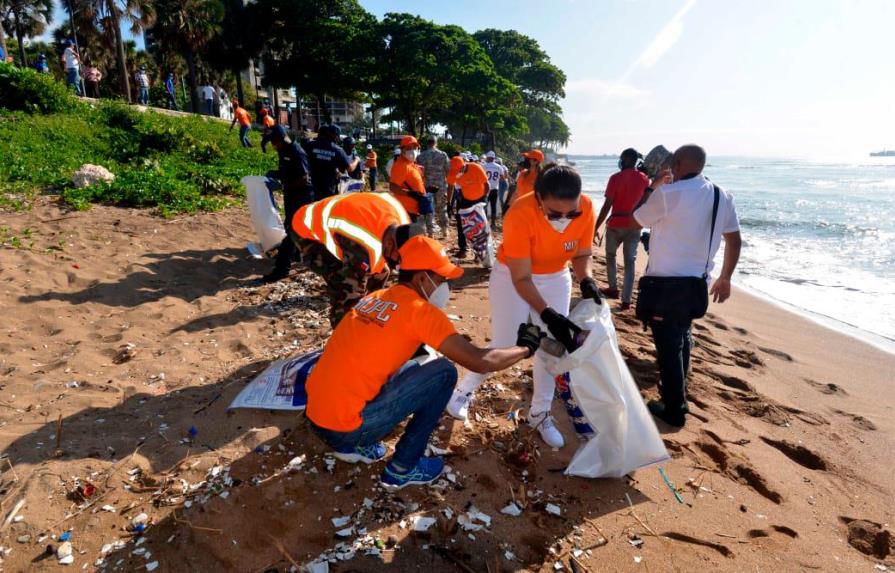 Más de 400 empleados y brigadas del MOPC participan en limpieza de playas