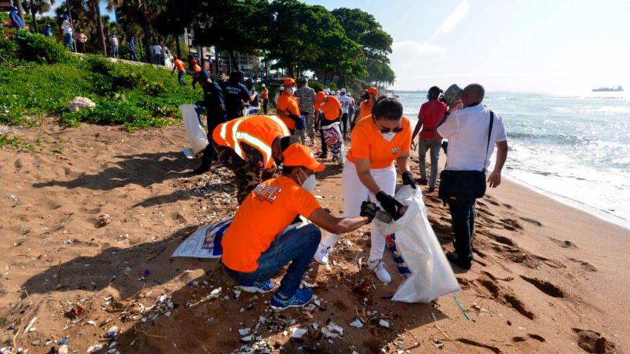 Más de 400 empleados y brigadas del MOPC participan en limpieza de playas