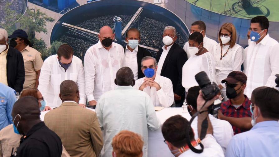 Abinader escucha y recibe personalmente peticiones de samanenses 