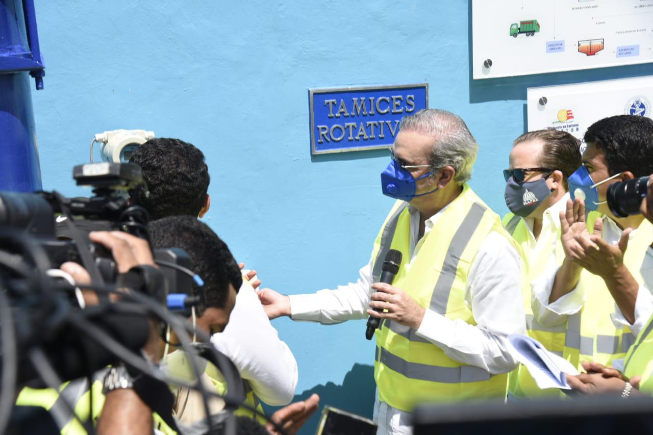El presidente Luis Abinader en la inauguración de la planta de tratamiento de aguas residuales. (Diario Libre/Eddy Vittini)