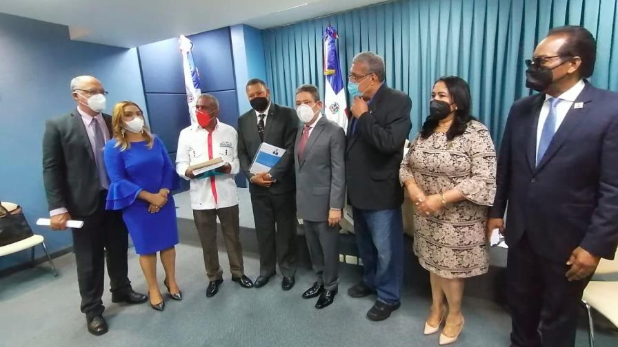 Organizaciones sociales y religiosas inscriben a Eddy Olivares para presidente JCE Organizaciones sociales y religiosas inscriben a Eddy Olivares para presidente JCE