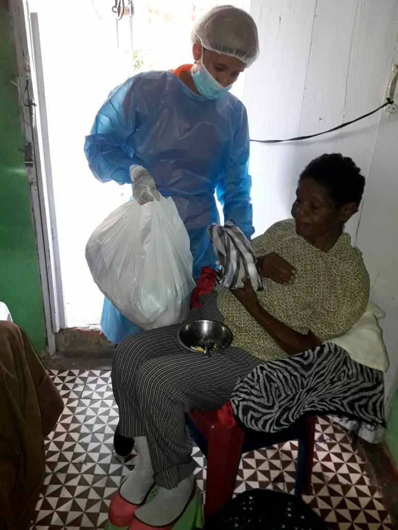 La fundación se hace acompañar de médicos para ofrecer atención primaria a los envejecientes.