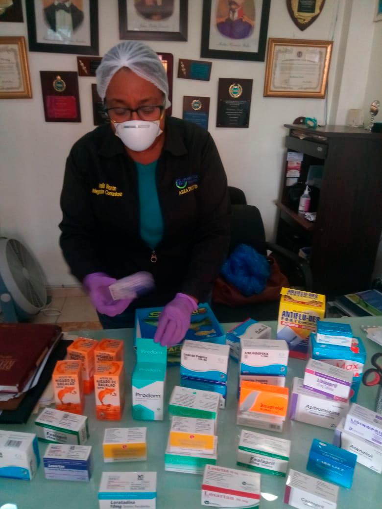 La directora de la fundación, Arelys Morán, organiza los medicamentos que les son entregados a los envejecientes.