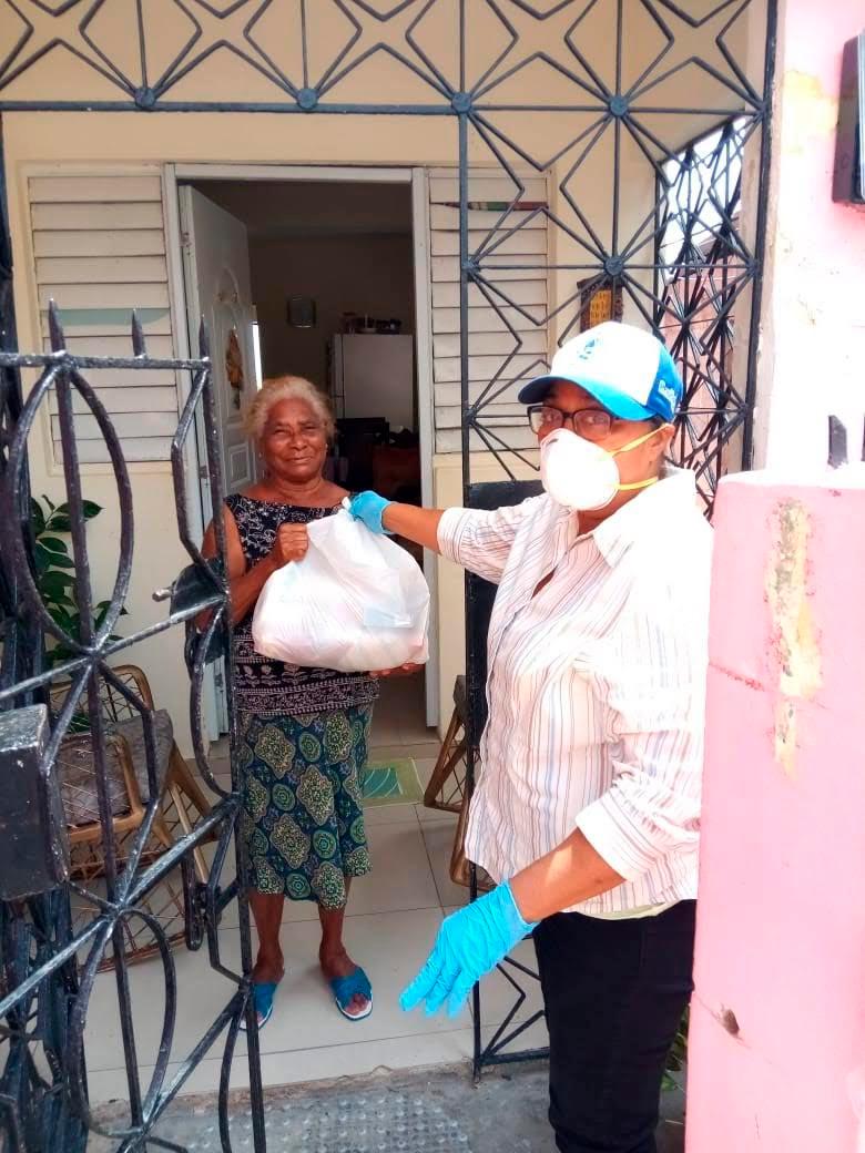 Los miembros de la fundación van a las casas de los envejecientes a entregar raciones de alimentos.
