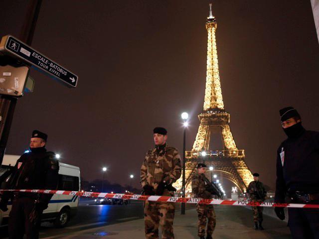 Evacúan la Torre Eiffel por alerta de bomba