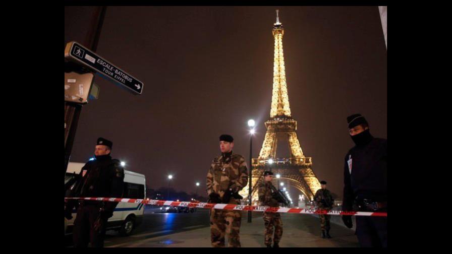 Evacúan la Torre Eiffel por alerta de bomba Evacúan la Torre Eiffel por alerta de bomba