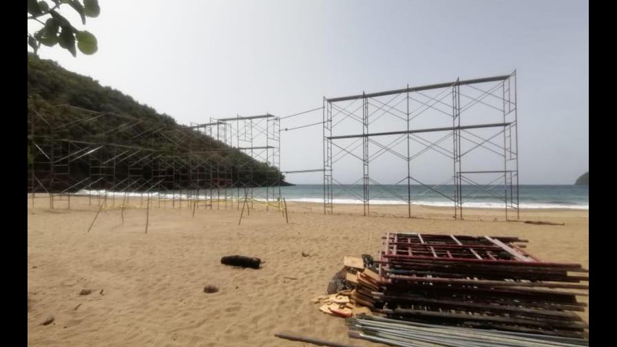 Filman película con grúas en playa de Samaná donde anidan tortugas, denuncia excursionista