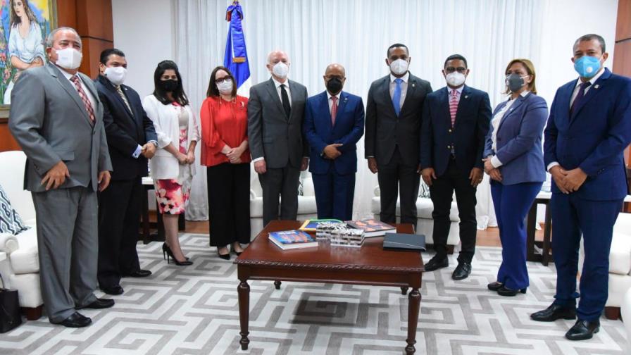 Pacheco recibe visita de ejecutivos de la Cámara Minera Petrolera de la República Dominicana