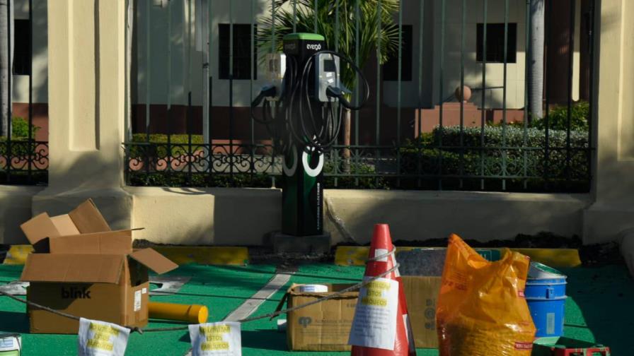 Instalan cargadores para vehículos eléctricos en el Palacio Nacional Instalan cargadores para vehículos eléctricos en el Palacio Nacional