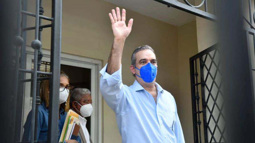 Presidente Abinader entrega  viviendas reparadas en el sector Los Guandules de San Pedro de Macorís