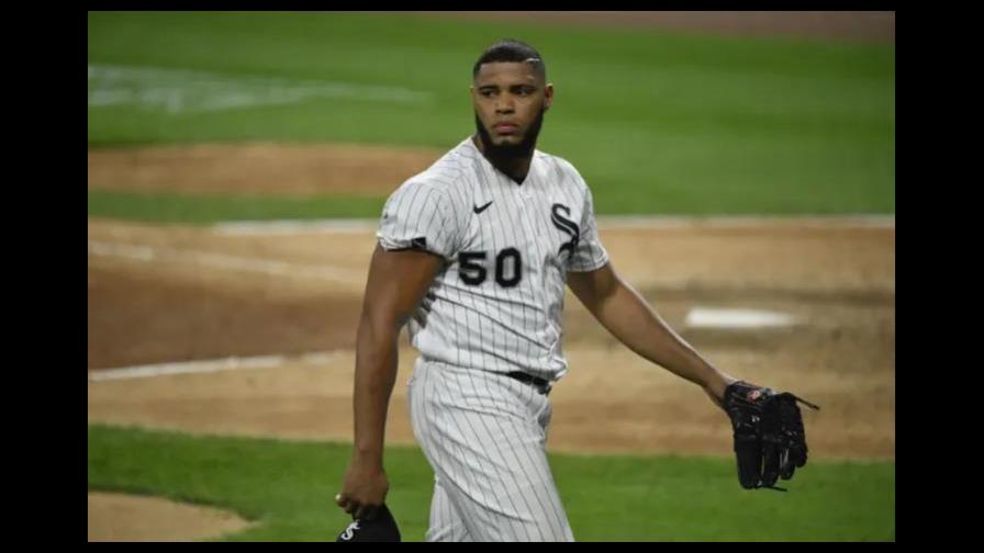 Suspenden y multan lanzador dominicano por dar pelotazo a jugador de los Cachorros 