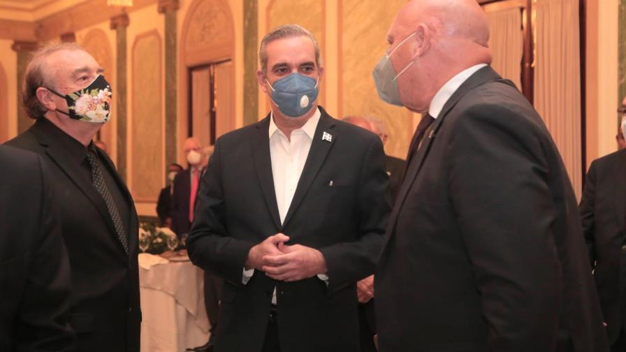 Luis Abinader ofrece cena al periodista y catedrático español Ignacio Ramonet