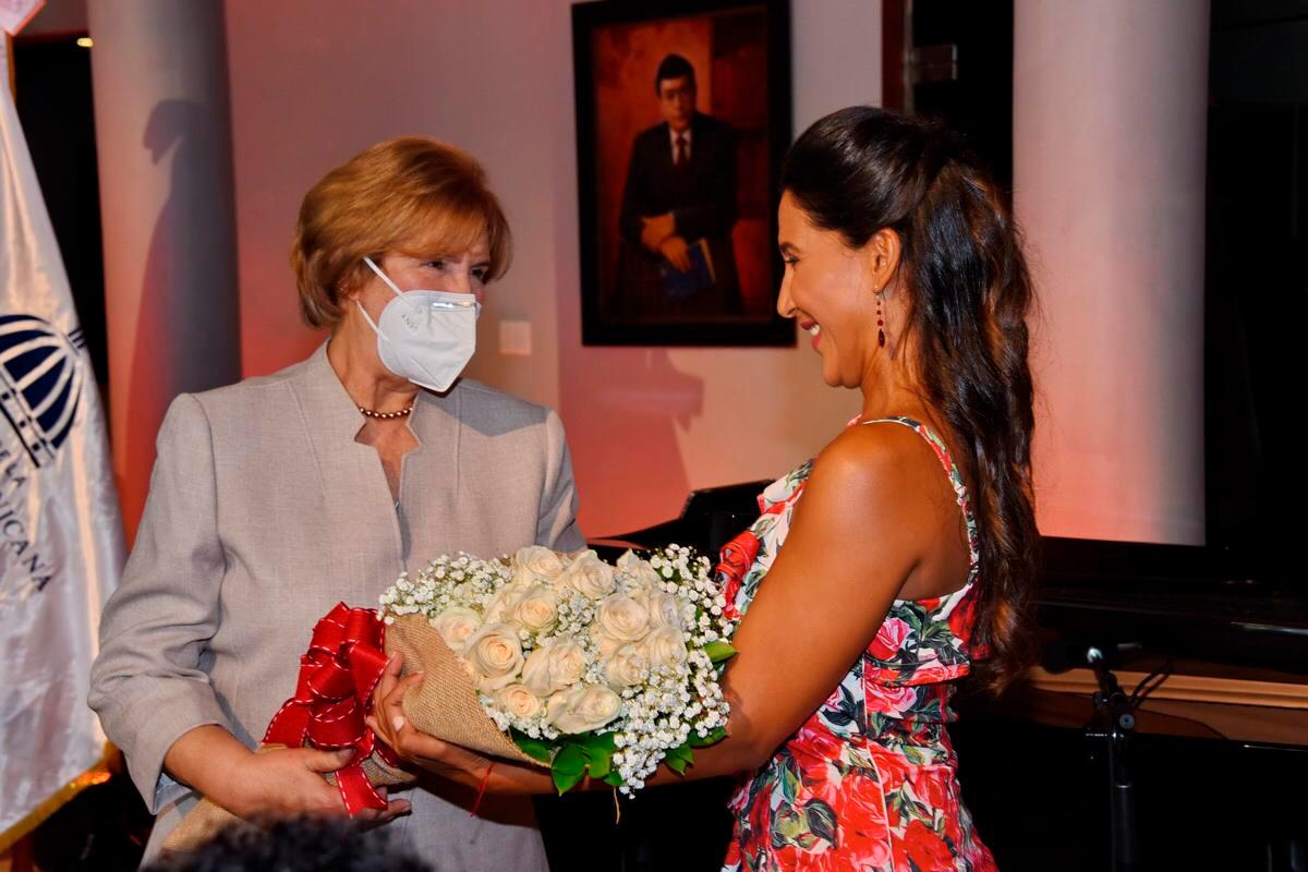 Carmen Heredia le entregó un ramo de rosas a Nathalie Pea-Comas