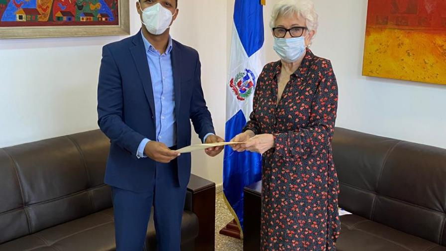 Milton Morrison firma compromiso ético