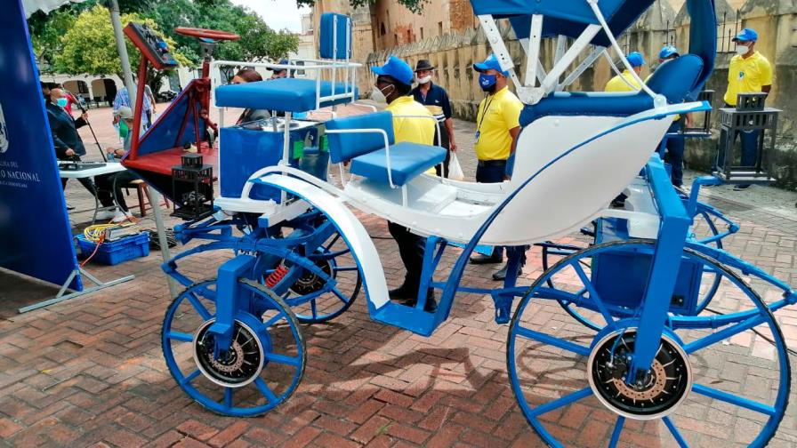 Presentan el primero de 11 coches eléctricos que operarán en la Ciudad Colonial