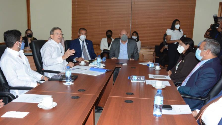 Canciller Roberto Álvarez se reúne con Comisión Permanente de Relaciones Exteriores del Senado