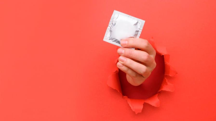 Mujer denuncia a un embajador francés por quitarse el preservativo sin consentimiento