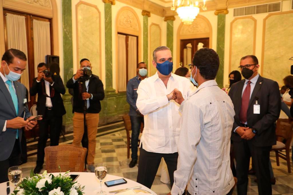 Al encuentro acudieron reporteros que cubren la fuente en la mañana y la tarde