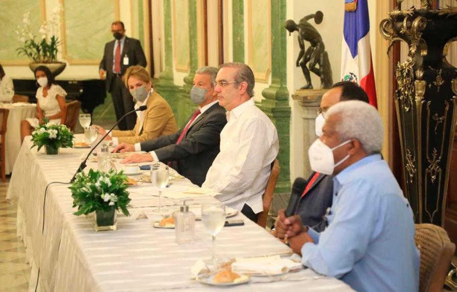 Presidente Abinader escucha y dialoga con periodistas en el Palacio Nacional
