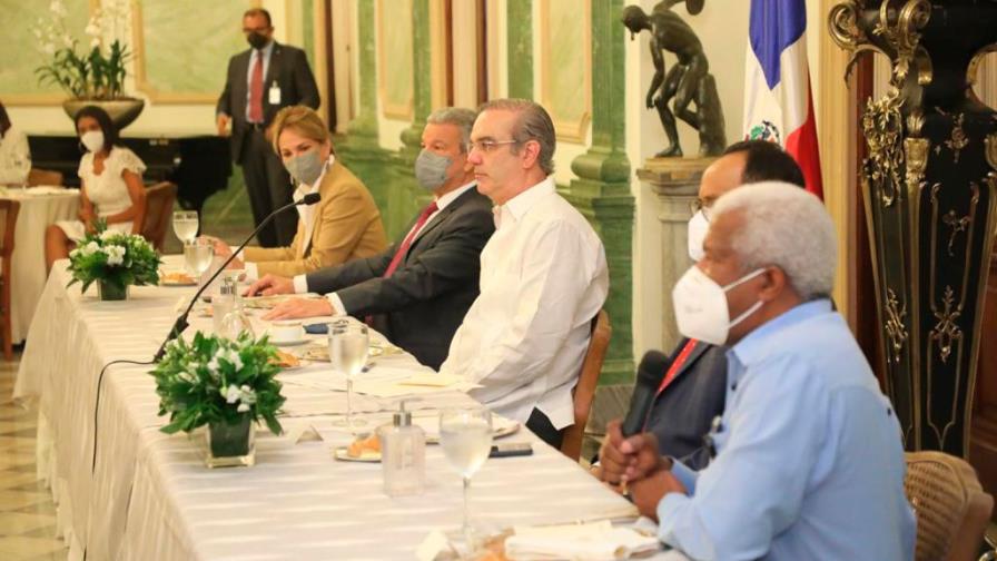 Presidente Abinader escucha y dialoga con periodistas en el Palacio Nacional