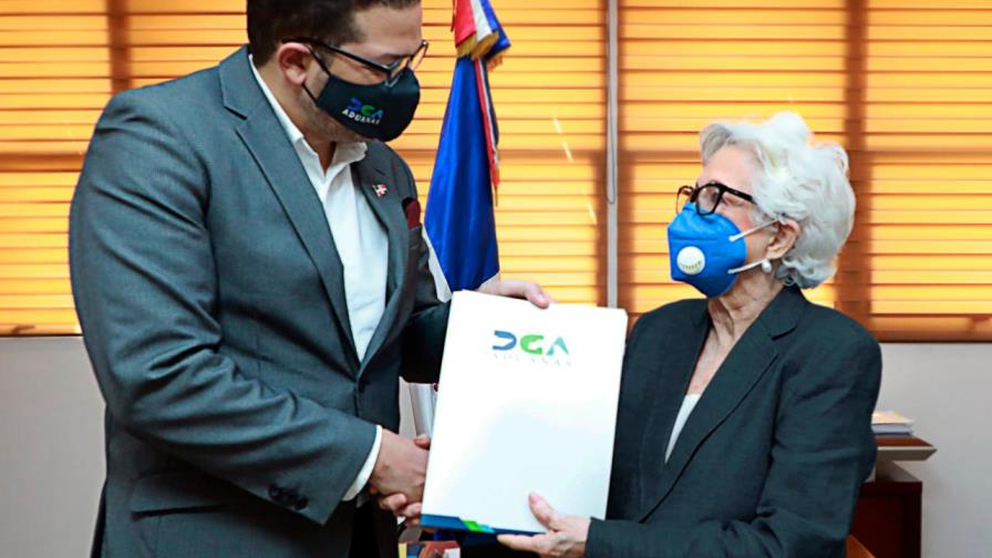 Eduardo Sanz Lovatón y su equipo de trabajo firman compromiso ético