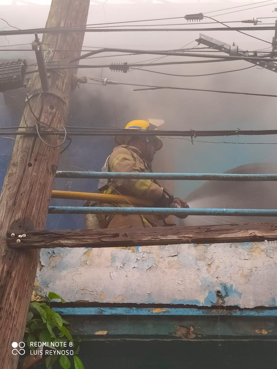 Bomberos trabajan para sofocar el incendio.