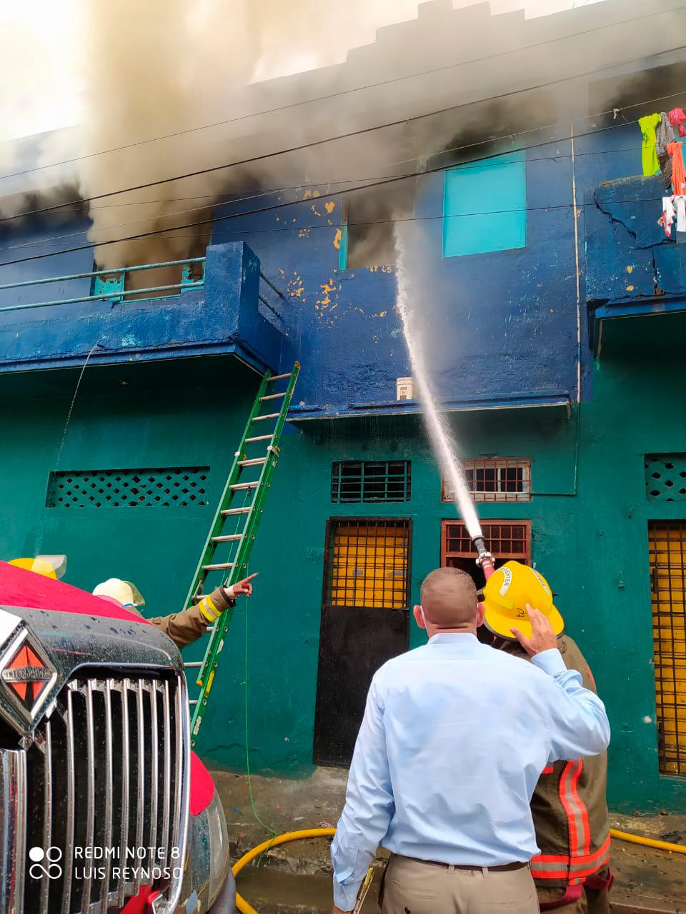 Hasta el momento no se han reportado víctimas mortales, ni determinado el origen del incendio.