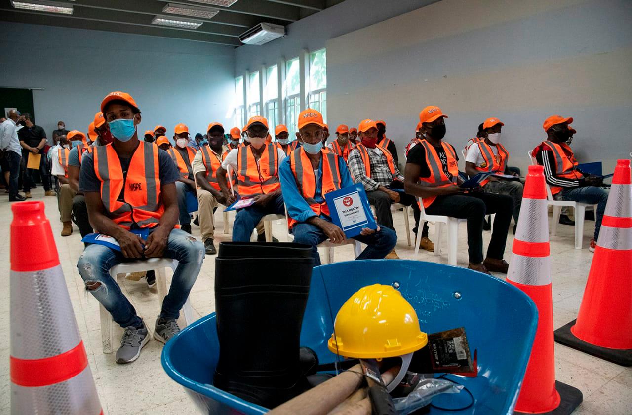 Comunitarios de Monte Plata encargados del programa “Peón caminero”.