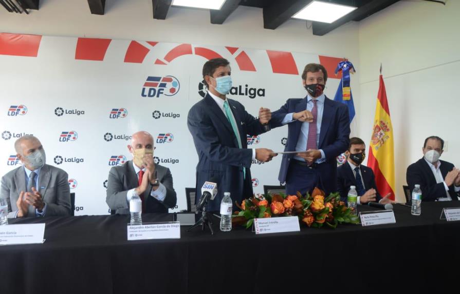 El fútbol dominicano y el español firman acuerdo de cooperación