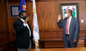  Juramentan al director del Hospital Marcelino Vélez Santana 