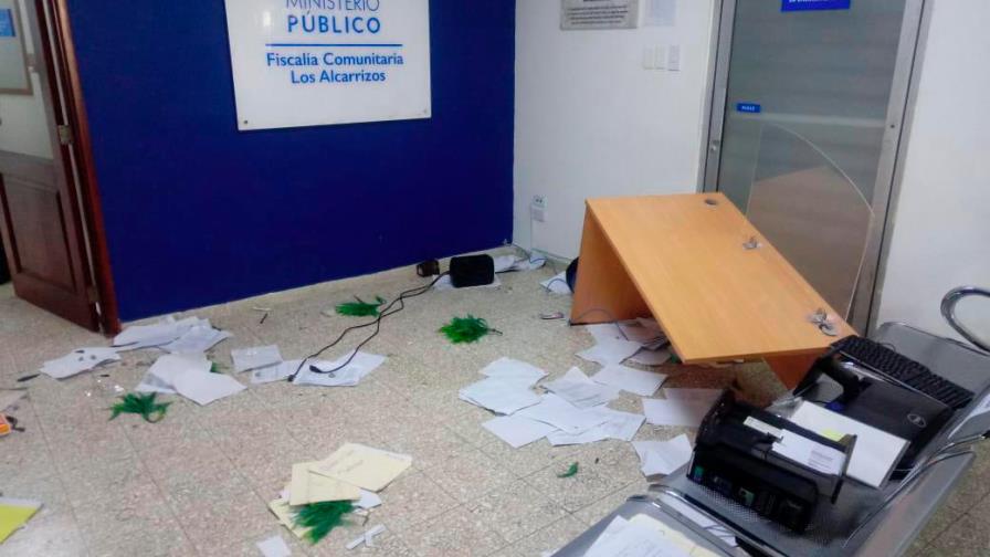 Envían al psiquiatra a hombre que destruyó fiscalía de Los Alcarrizos Envían al psiquiatra a hombre que destruyó fiscalía de Los Alcarrizos
