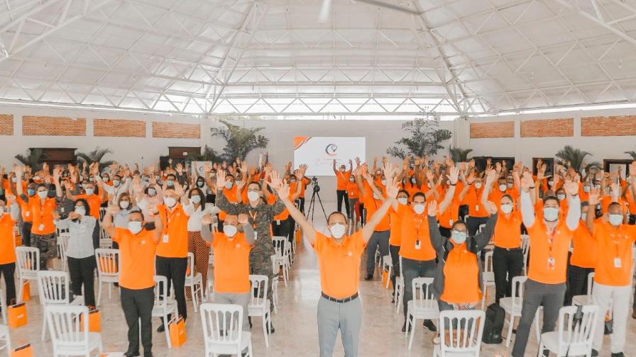 Empleados de Edesur analizan situación de la empresa para mejorar el servicio