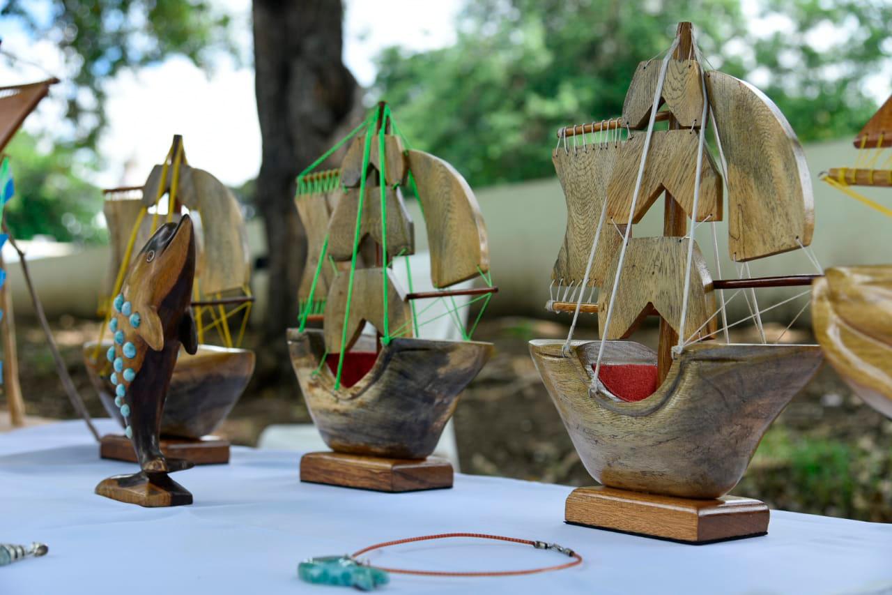 Parte de las obras que estuvieron en exhibición durante la celebración del día del artesano en el parque Eugenio María de Hostos. 