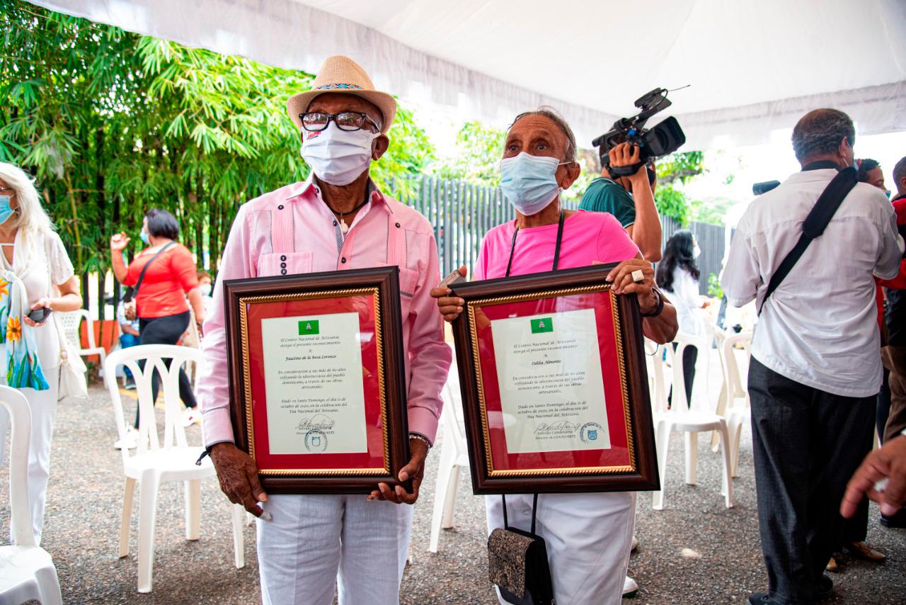 Odilia Almonte y  Faustino de la Rosa artesanos reconocidos durante la actividad 
