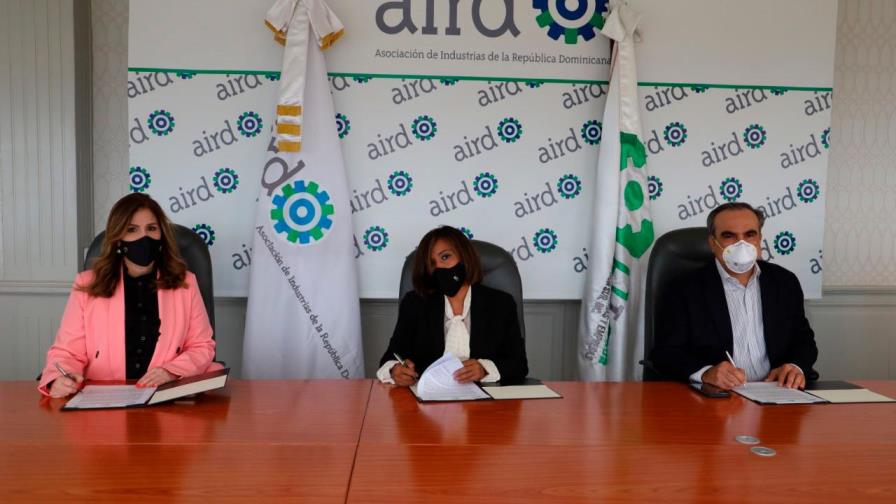 Entidades firman acuerdo para recolección de botellas plásticas