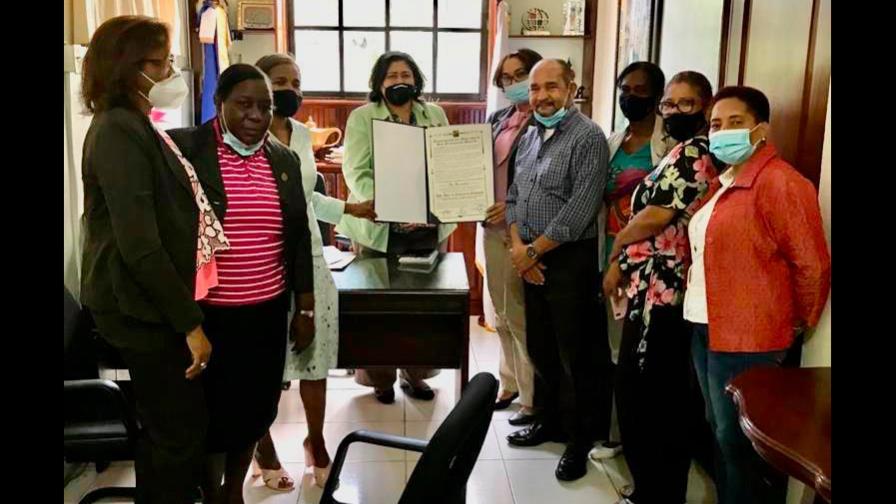 Regidores y ayuntamiento de SFM entregan reconocimiento al colegio de enfermería 