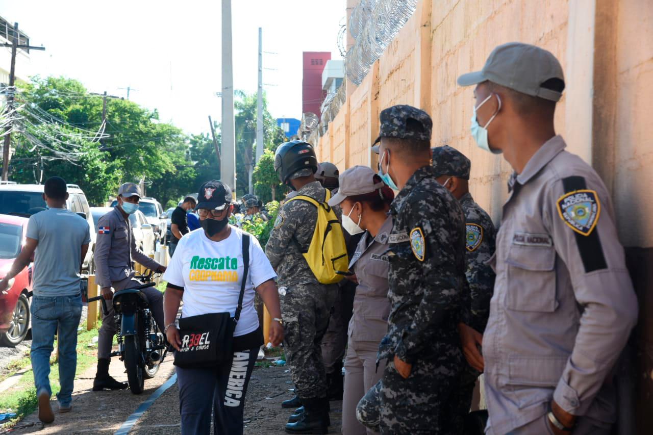 Policías durante manifestación de grupo Rescate.